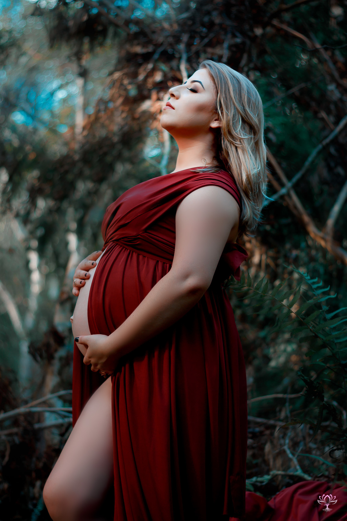 retrato de gestante de olhos fechados
