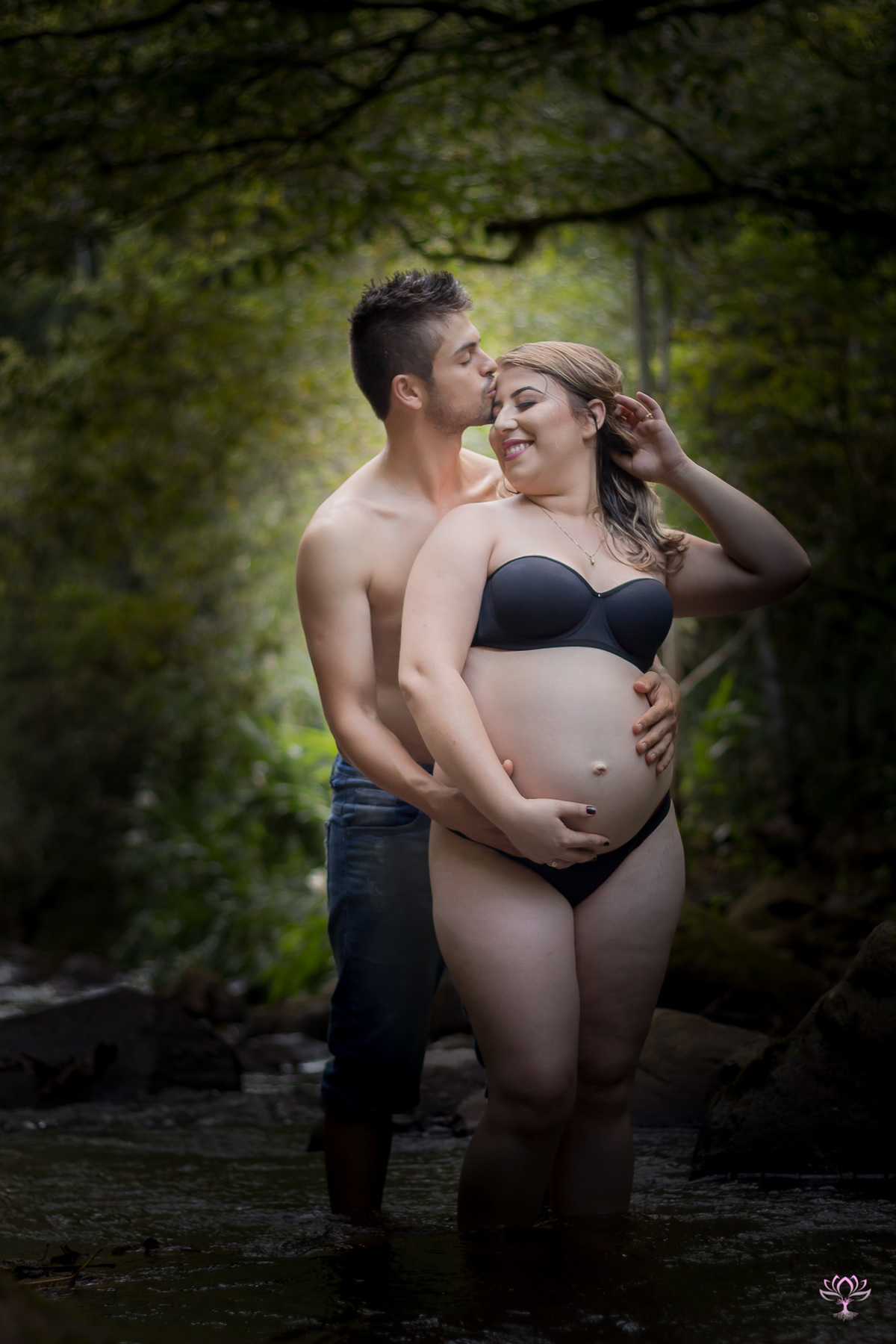 marido beijando a testa da esposa gravida
