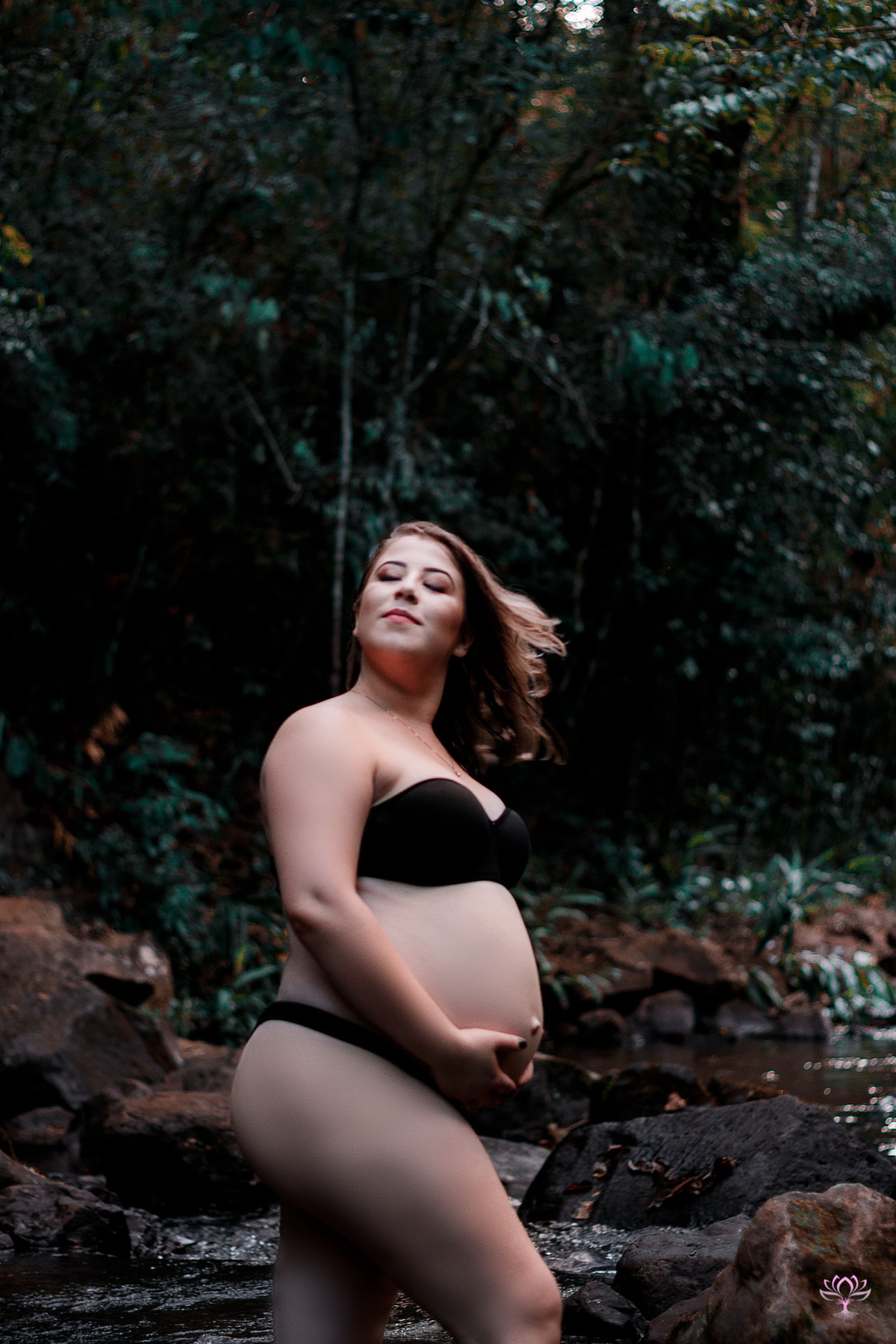 gestante com cabelos ao vento
