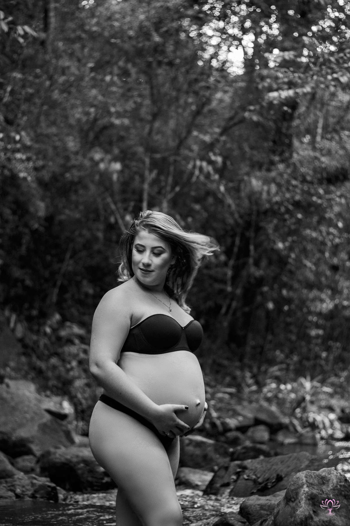 gestante em preto e branco
