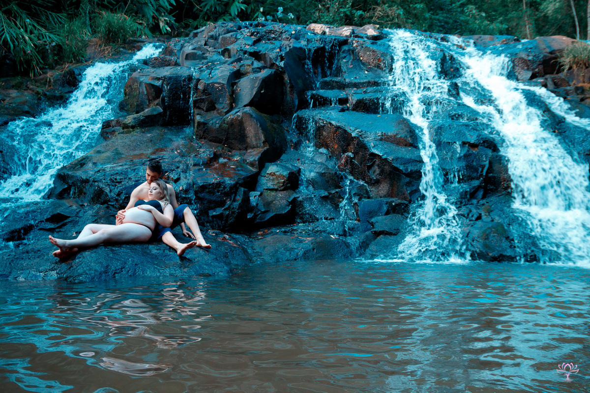 casal gestante na cachoeira
