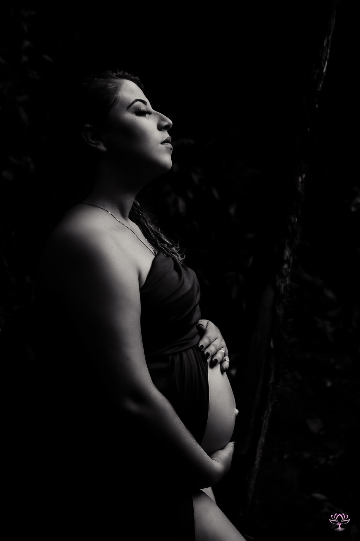 retrato preto e branco de gestante