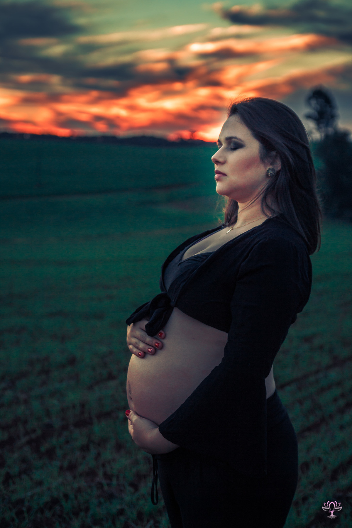 gestante no por do sol