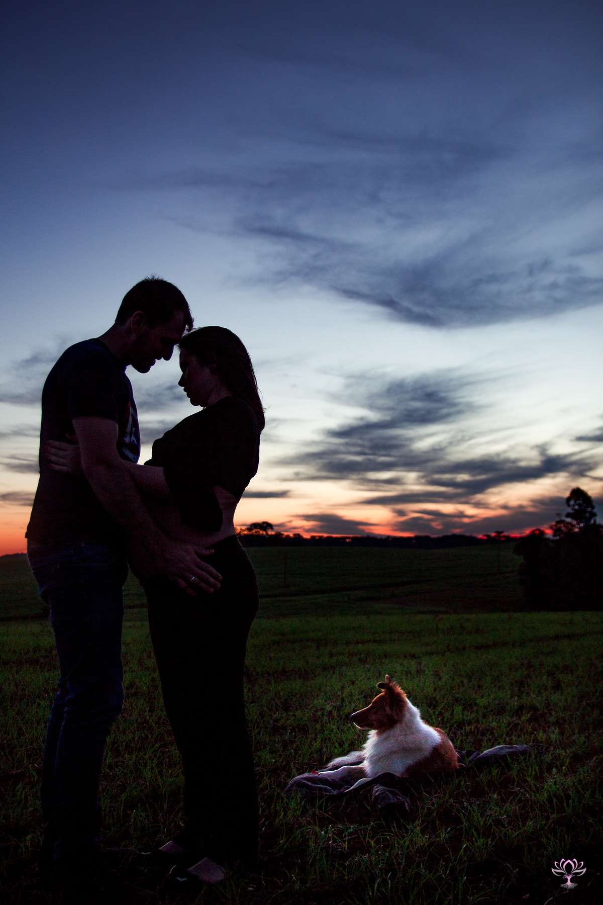 silhueta de casal e cachorro