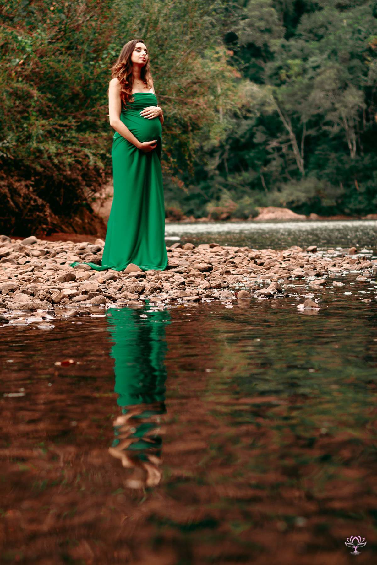 foto gestante espelhada na agua