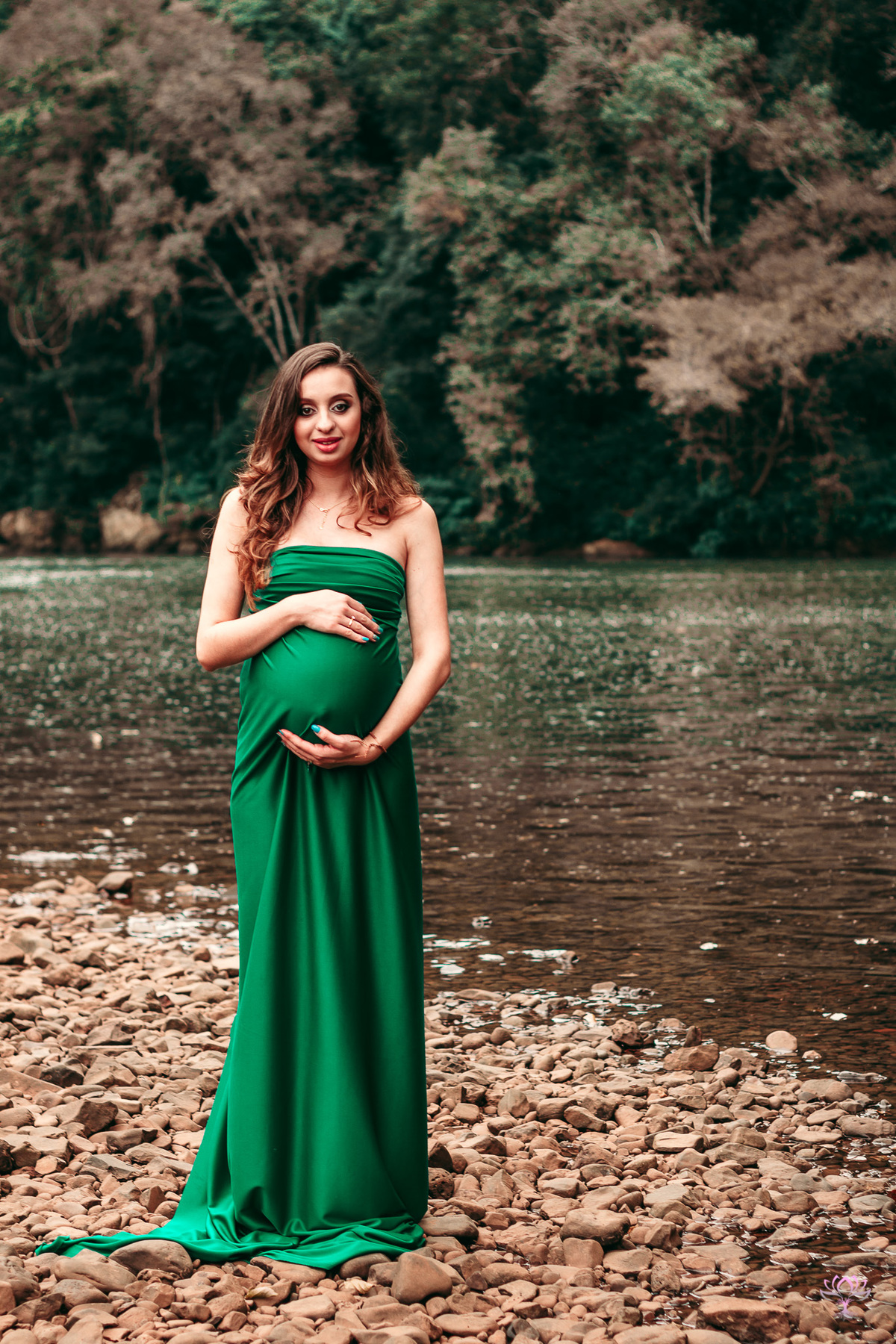 gestante de vestido verde