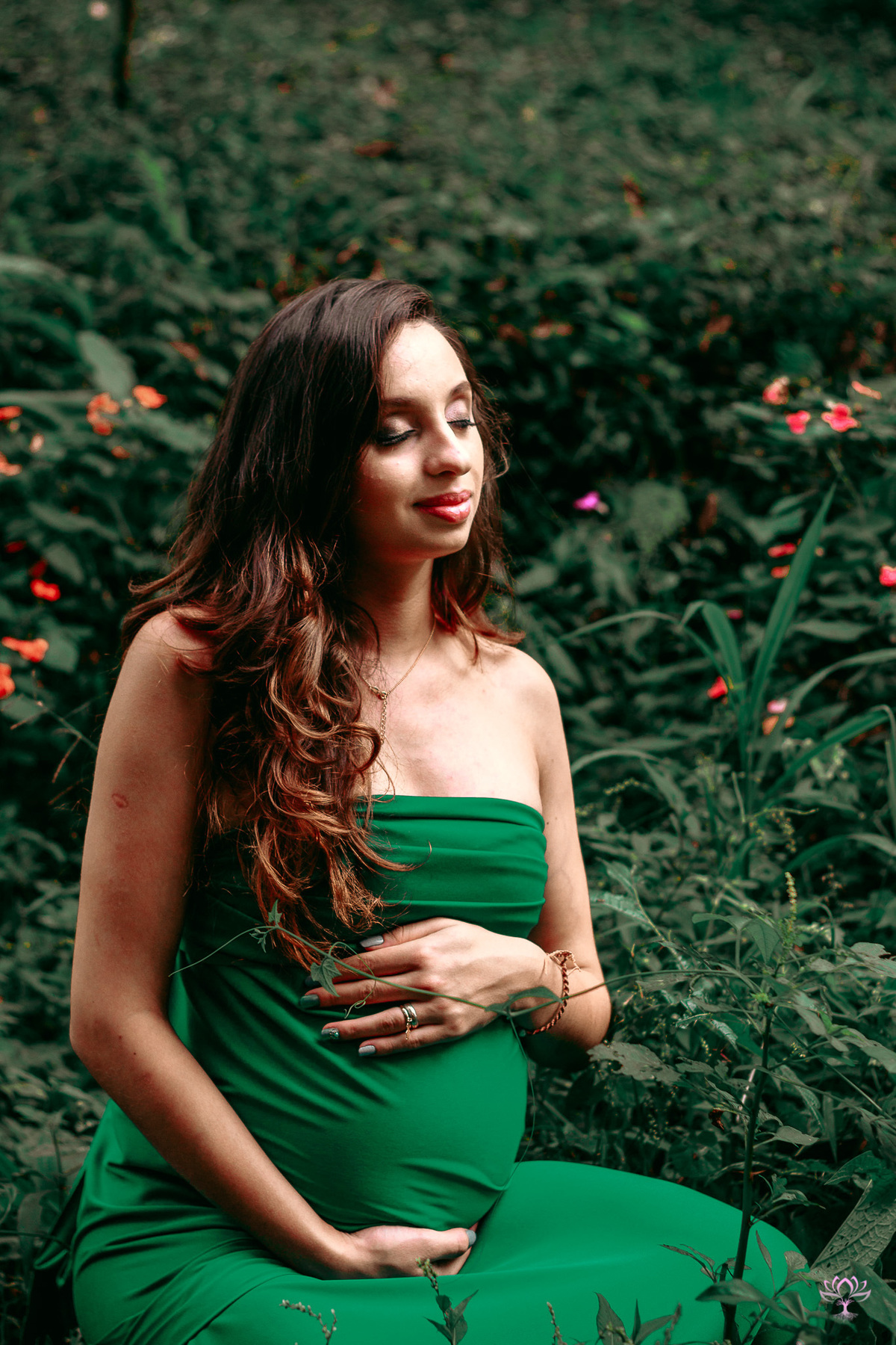 gestante no bosque de olhos fechados