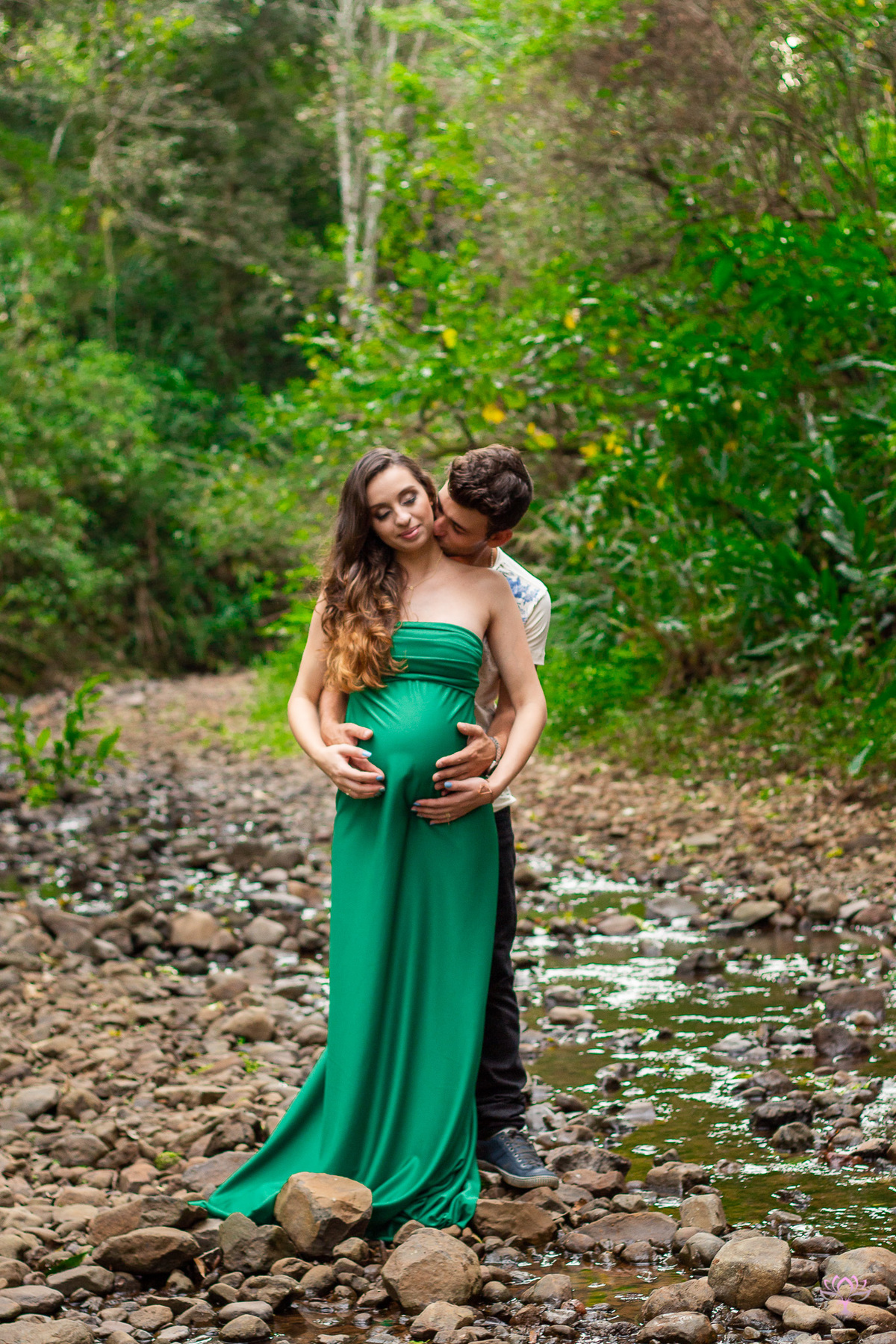 casla com a mão da barriga da gestante