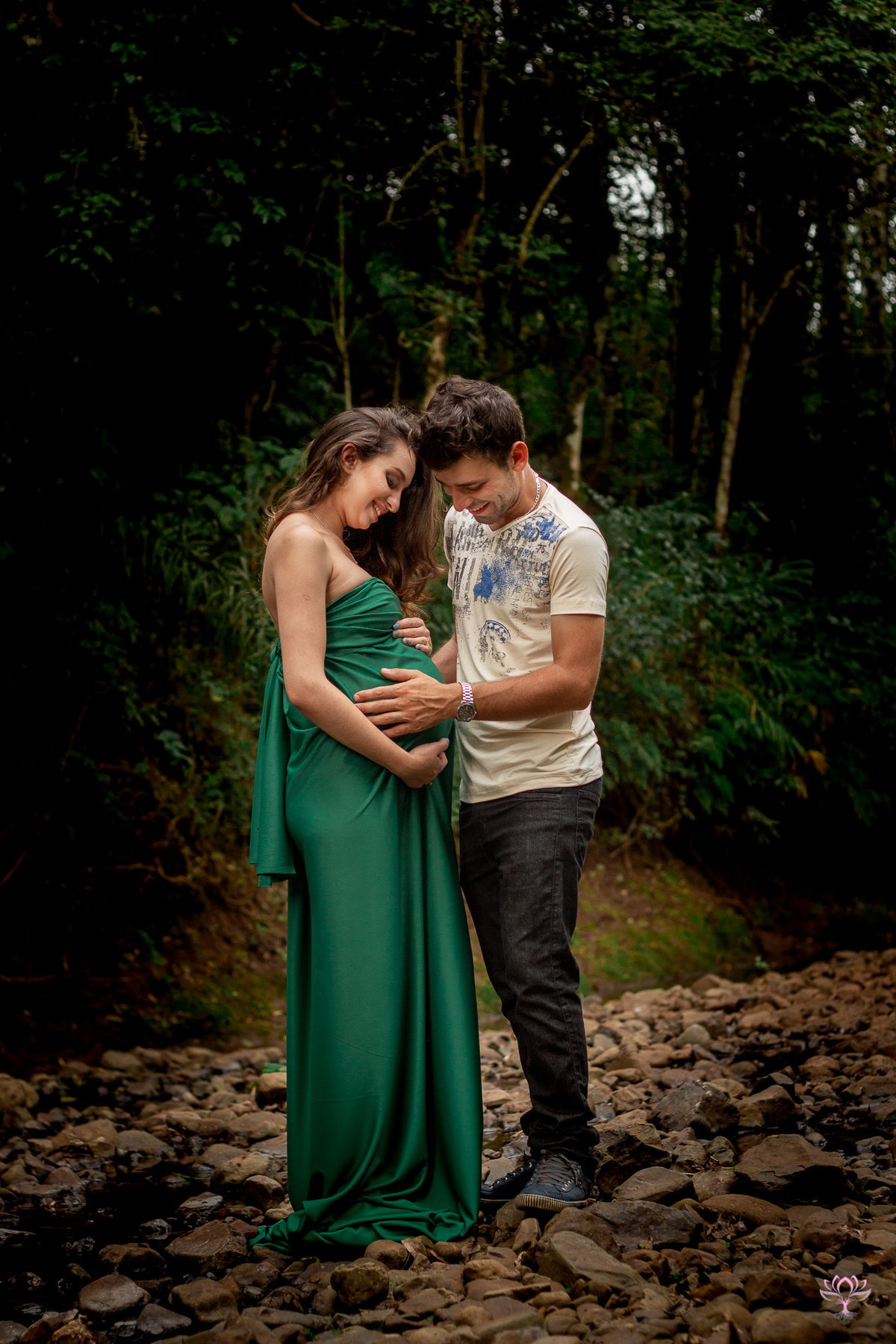 casal acariciando a barriga da gestante