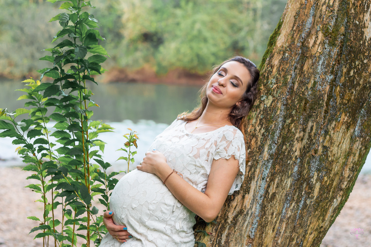 gestante deitada na arvore