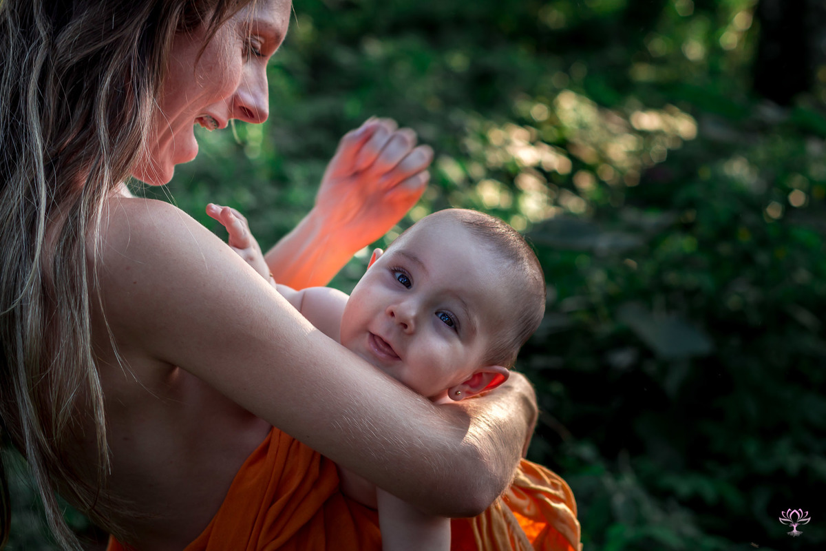 bebe olhando para a camera