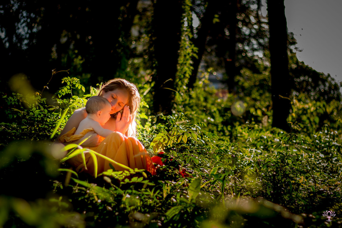bebe brincando com a mãe no meio da mata