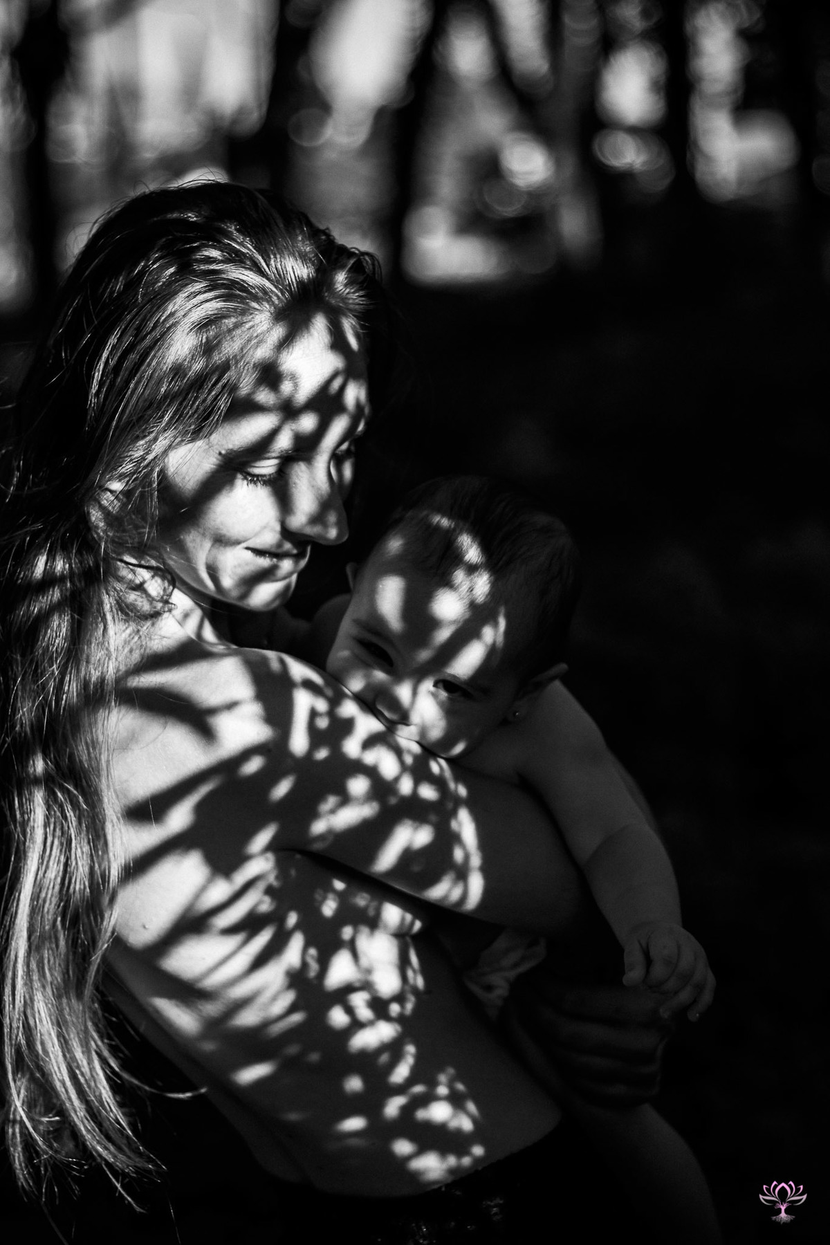 bebe mamando foto em preto e branco