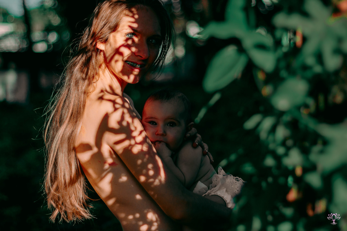 retrato sobreado de mãe e filha