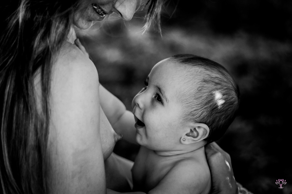 bebe no peito da mãe