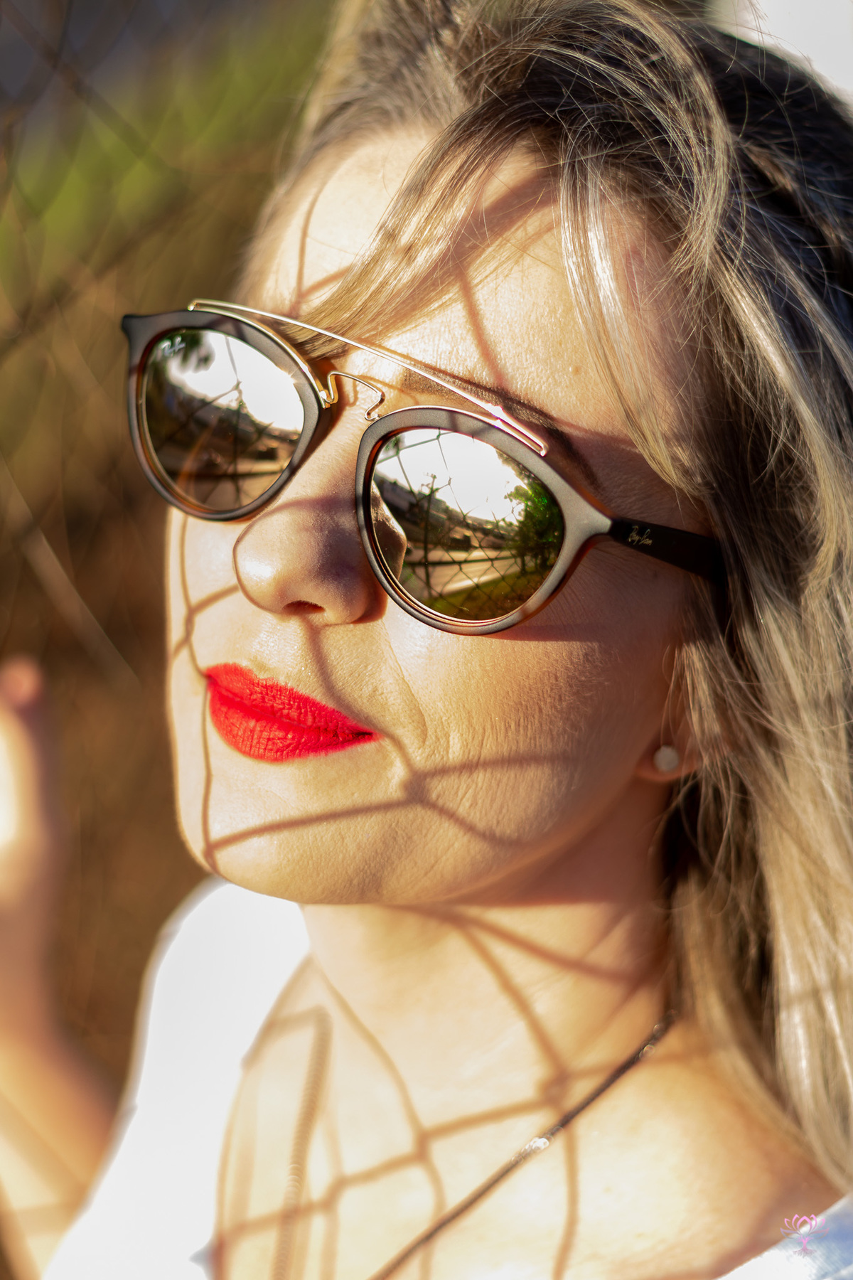 retrato feminino de oculos escuros
