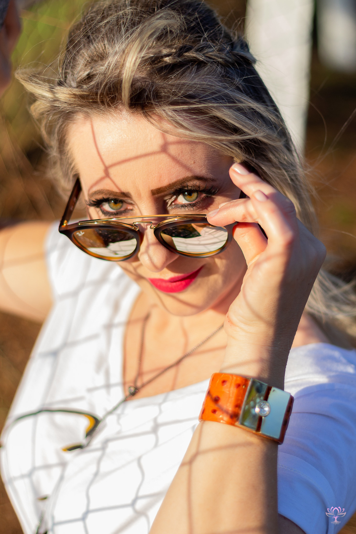 mulher abaixando o óculos