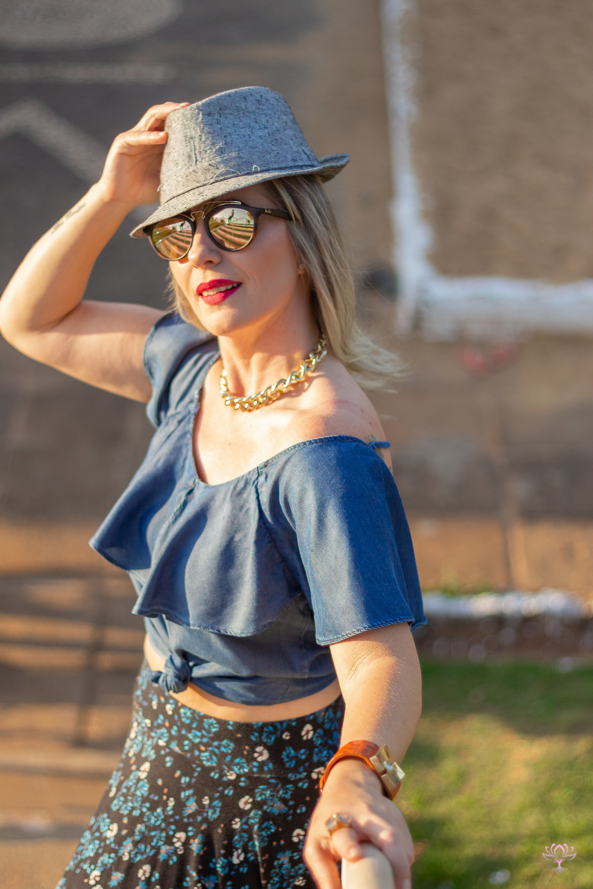 retrato feminino  de chapéu e óculos escuros