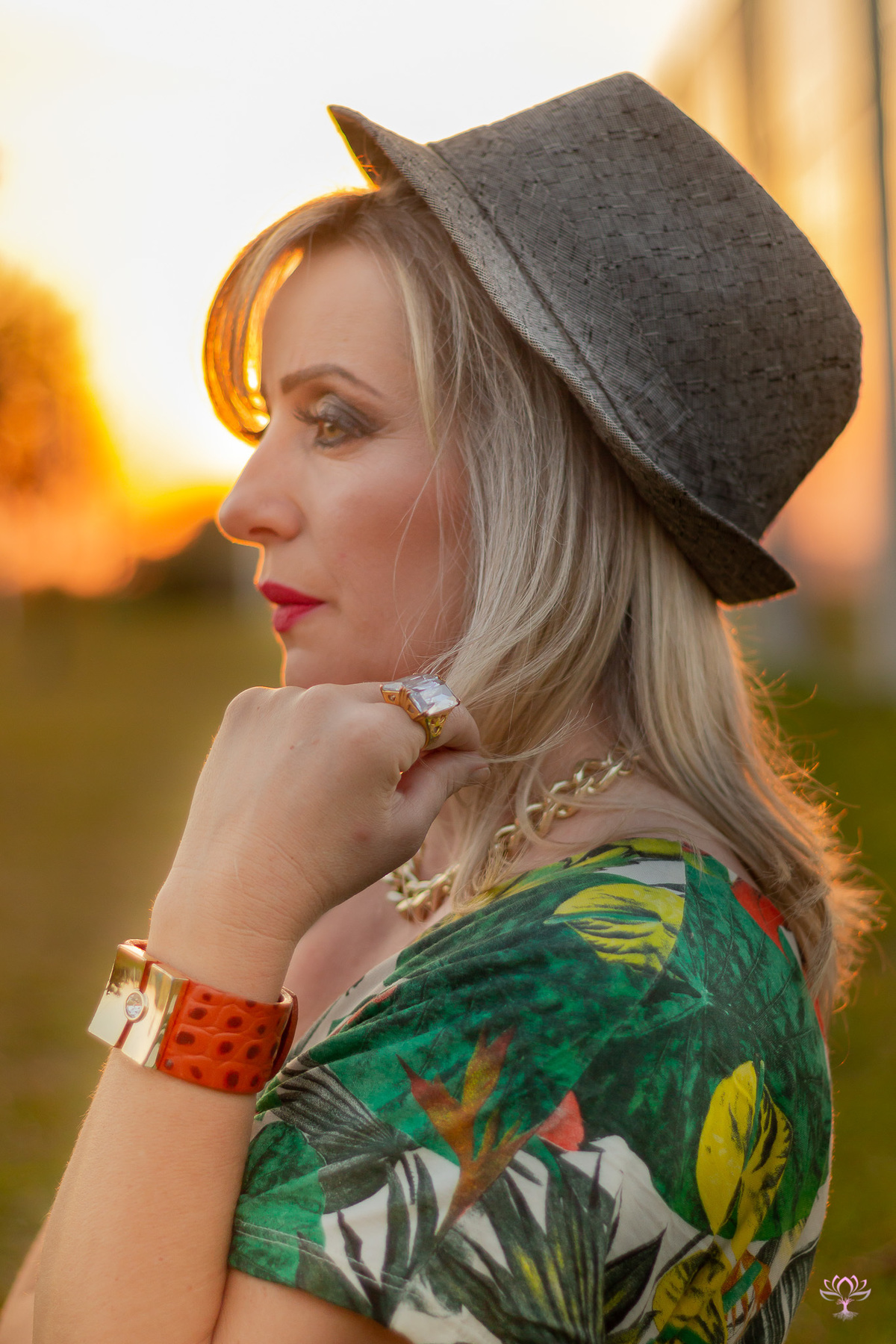 retrato feminino no por do sol