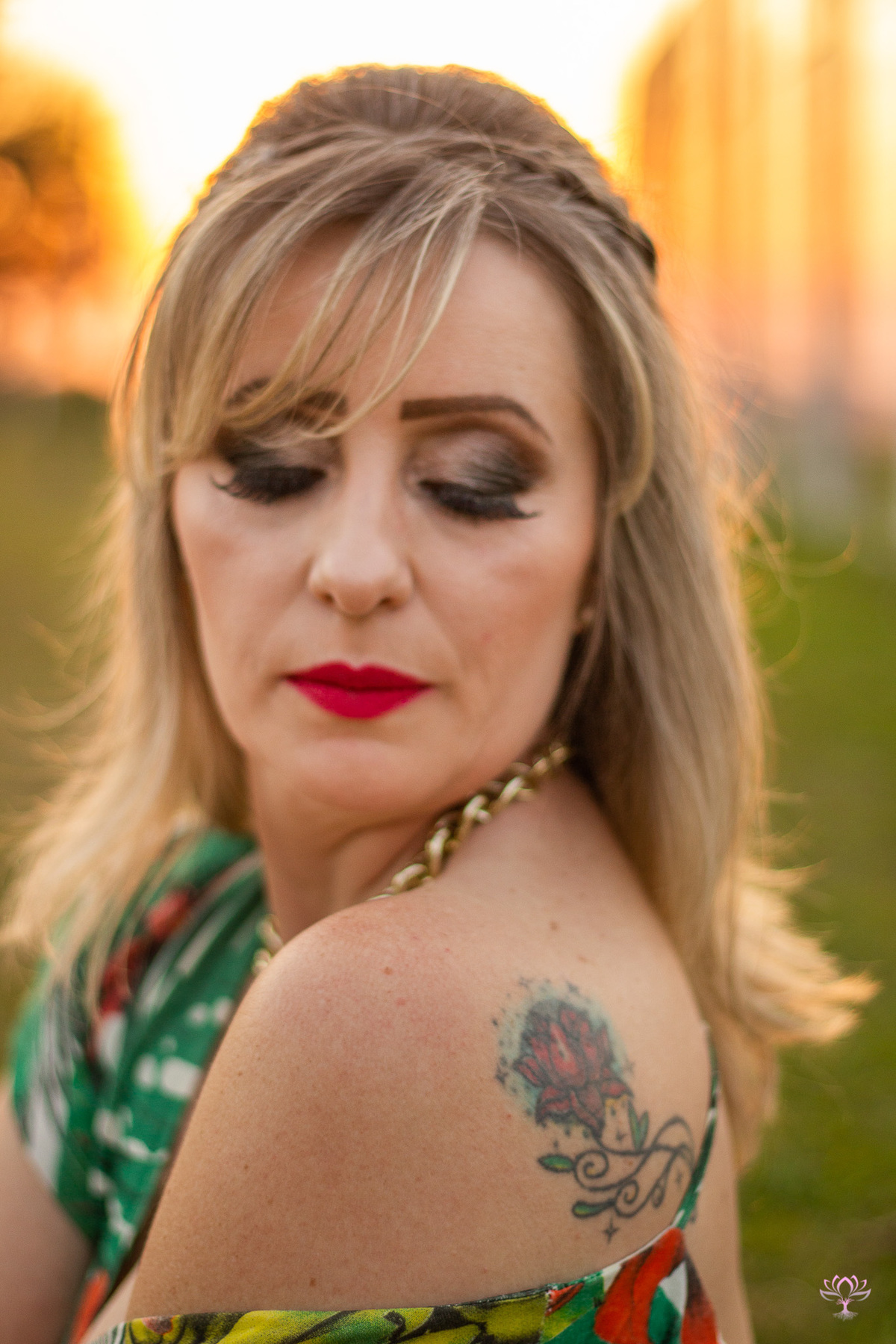 retrato mostrando a tatuagem