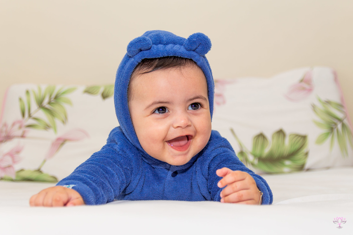 bebe sorrindo na cama