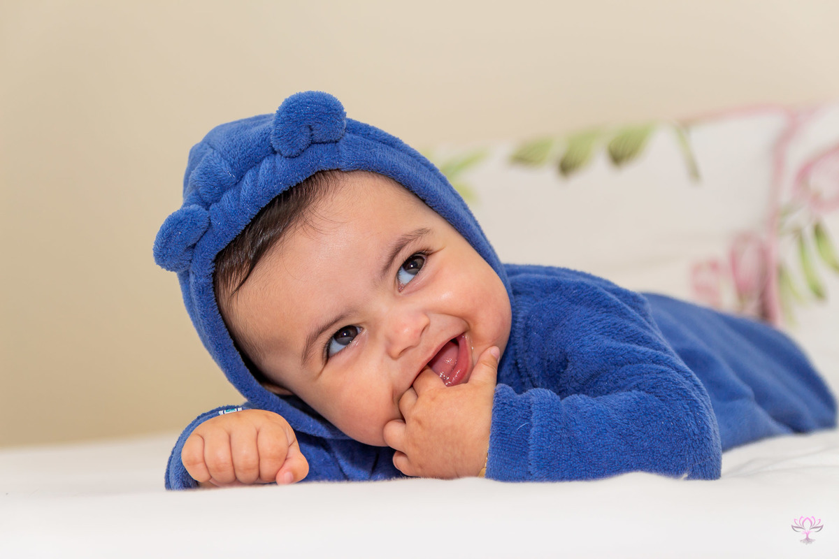bebe de bruços em cima da cama