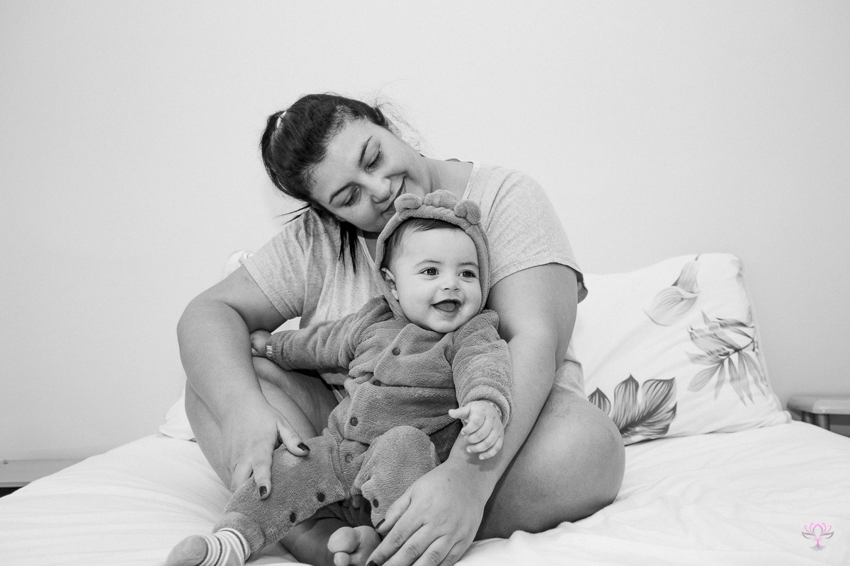 bebê e sua mãe ensaio em casa