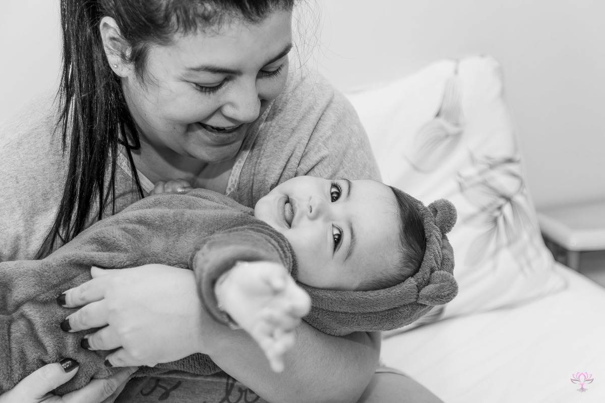 mãe brincando com o bebê