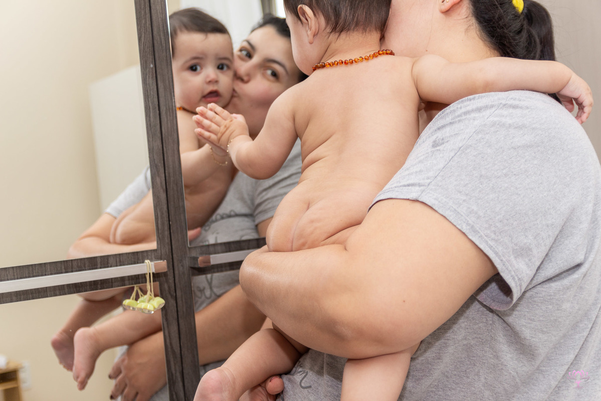 foto no espelho com a mãe e o bebê