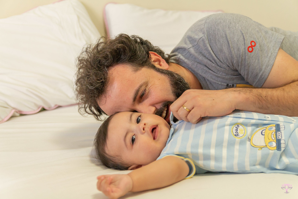 papai e bebê na cama