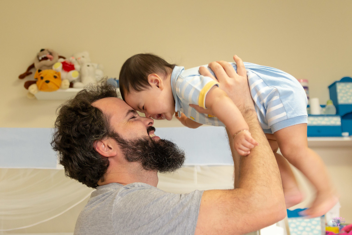 pai brincando com o bebe, ensaio em casa