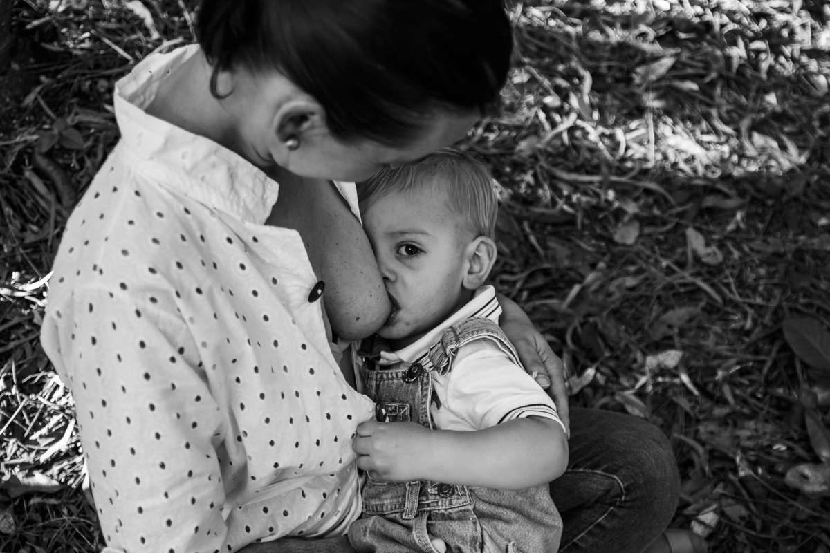 mãe amamentando em PeB