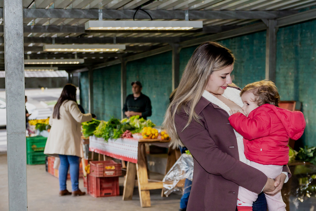 Amamentando na feira, em Chapecó