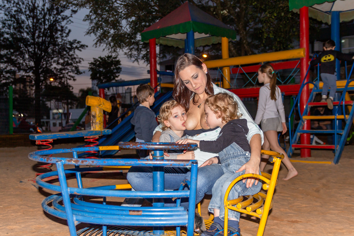 Amamentando no parquinho em Chapecó