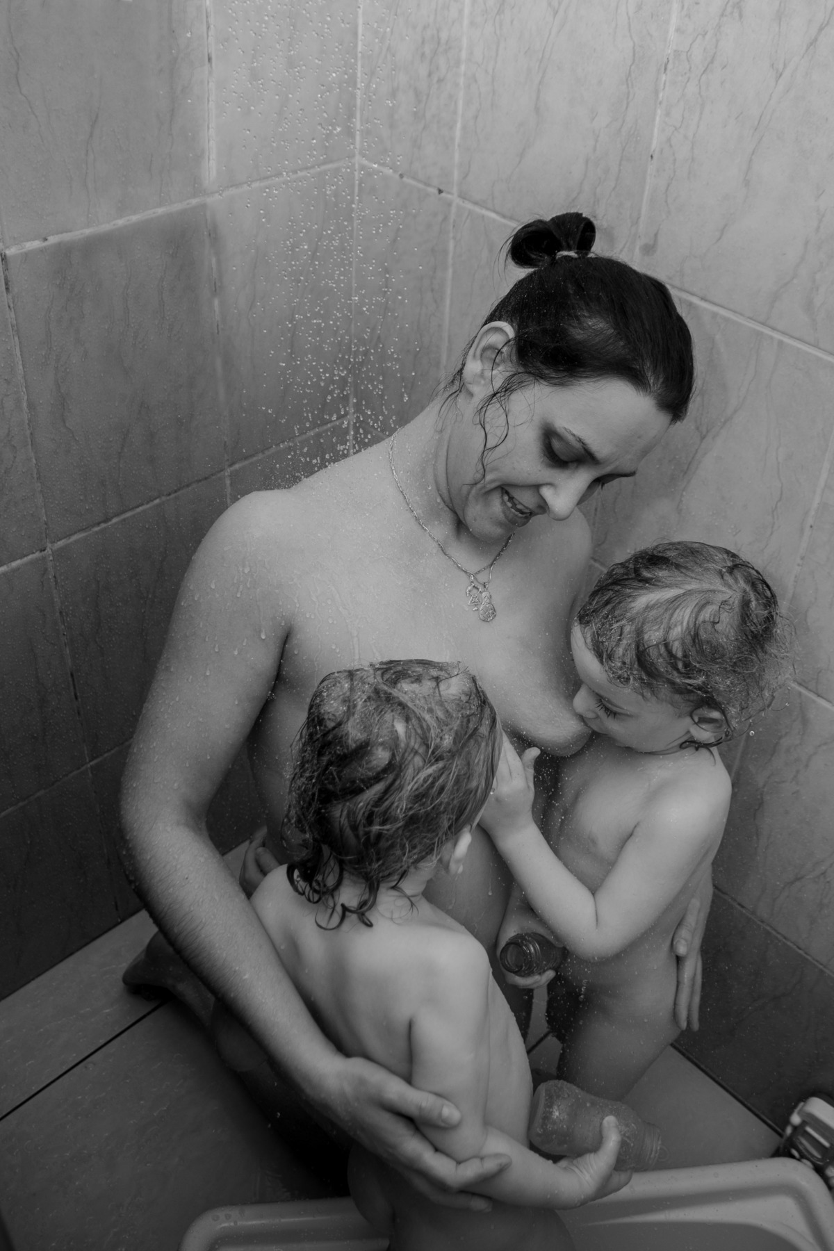 Amamentando gêmeos de 3 anos, no Chuveiro