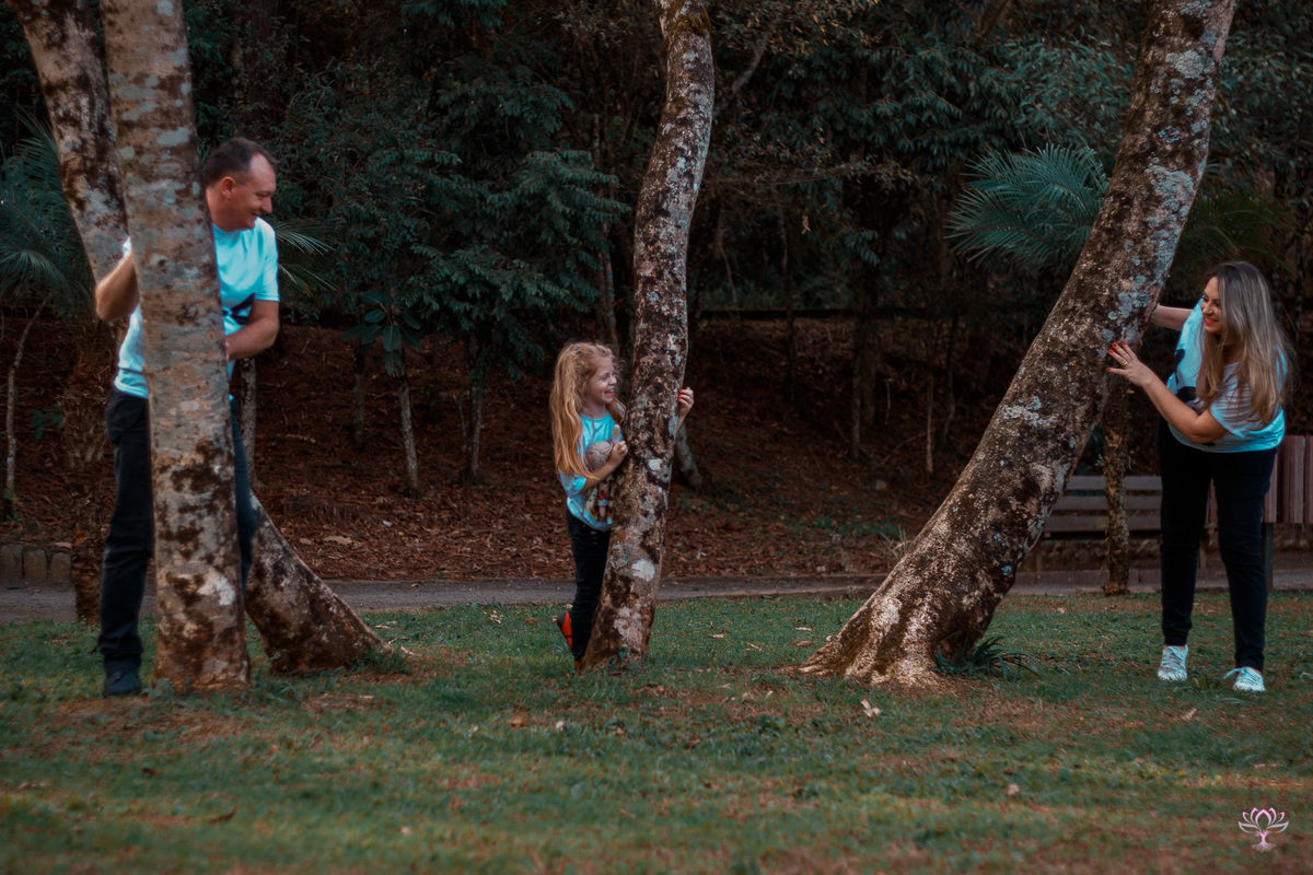 família brincando de esconde escinde