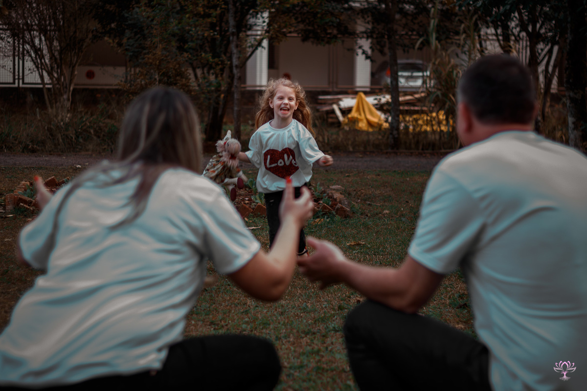 filha indo de encontro aos pais