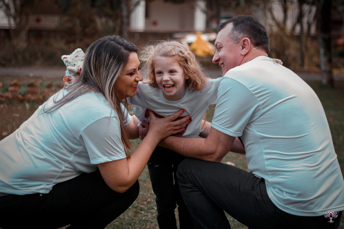 criança abraçando os pais
