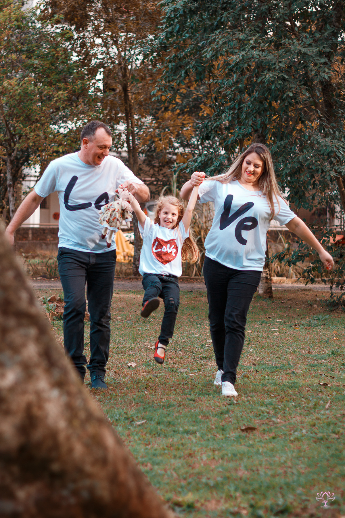 pais brincando de embalar a filha