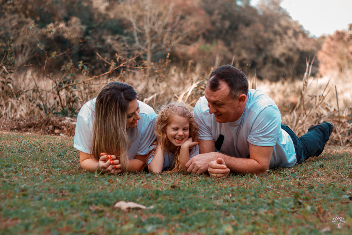 foto da familia deitada na grama