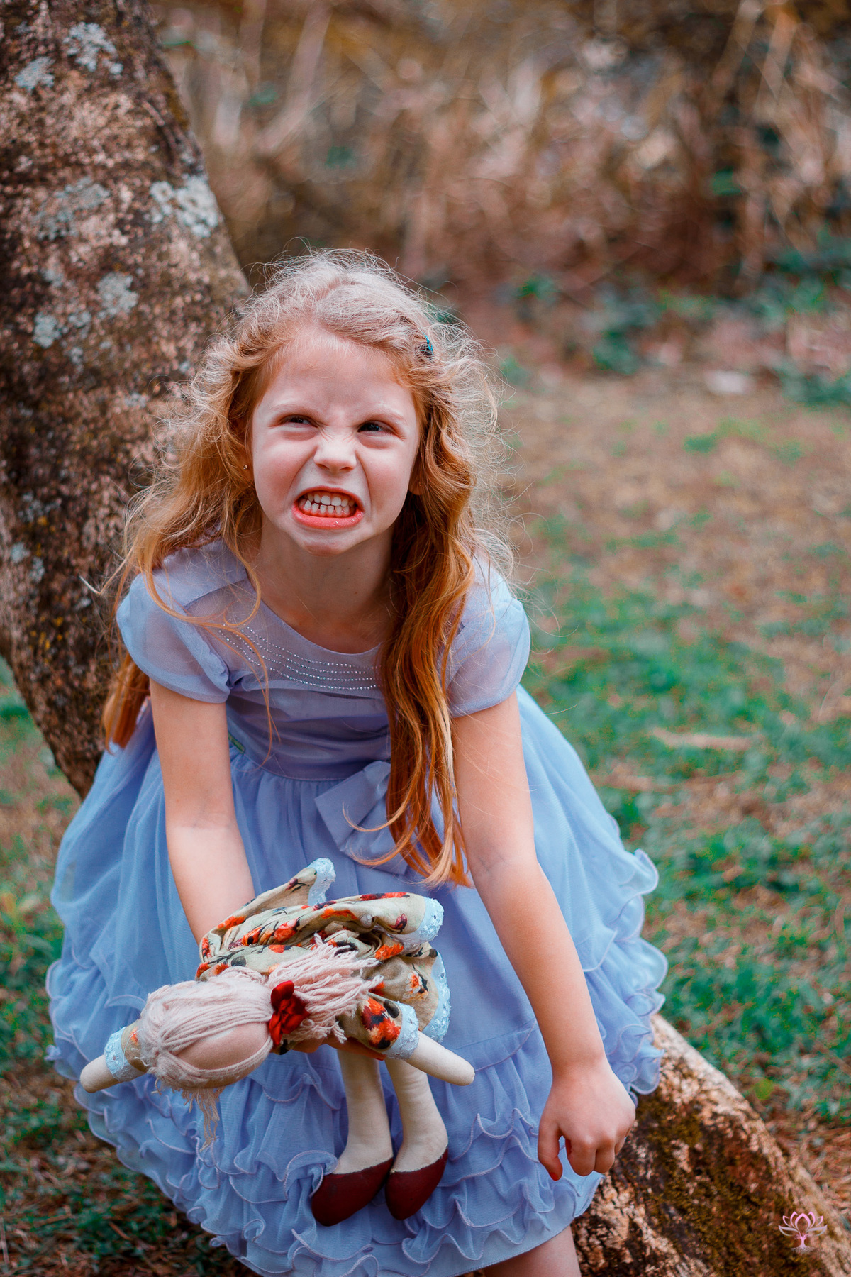 menina fazendo careta