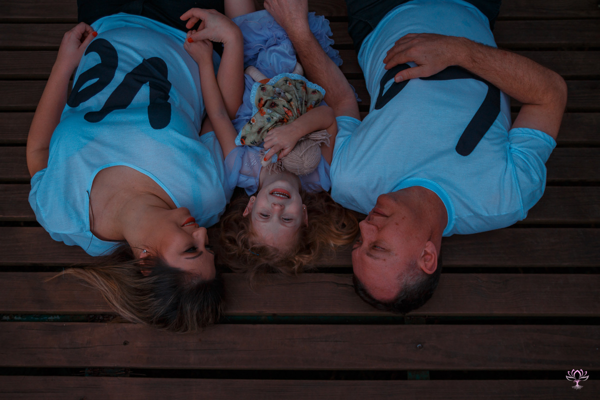 família deitada no chão
