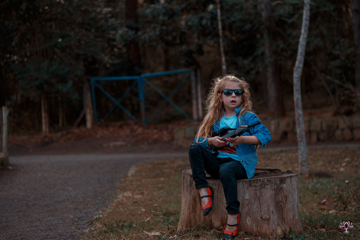 menina tocando guitarra