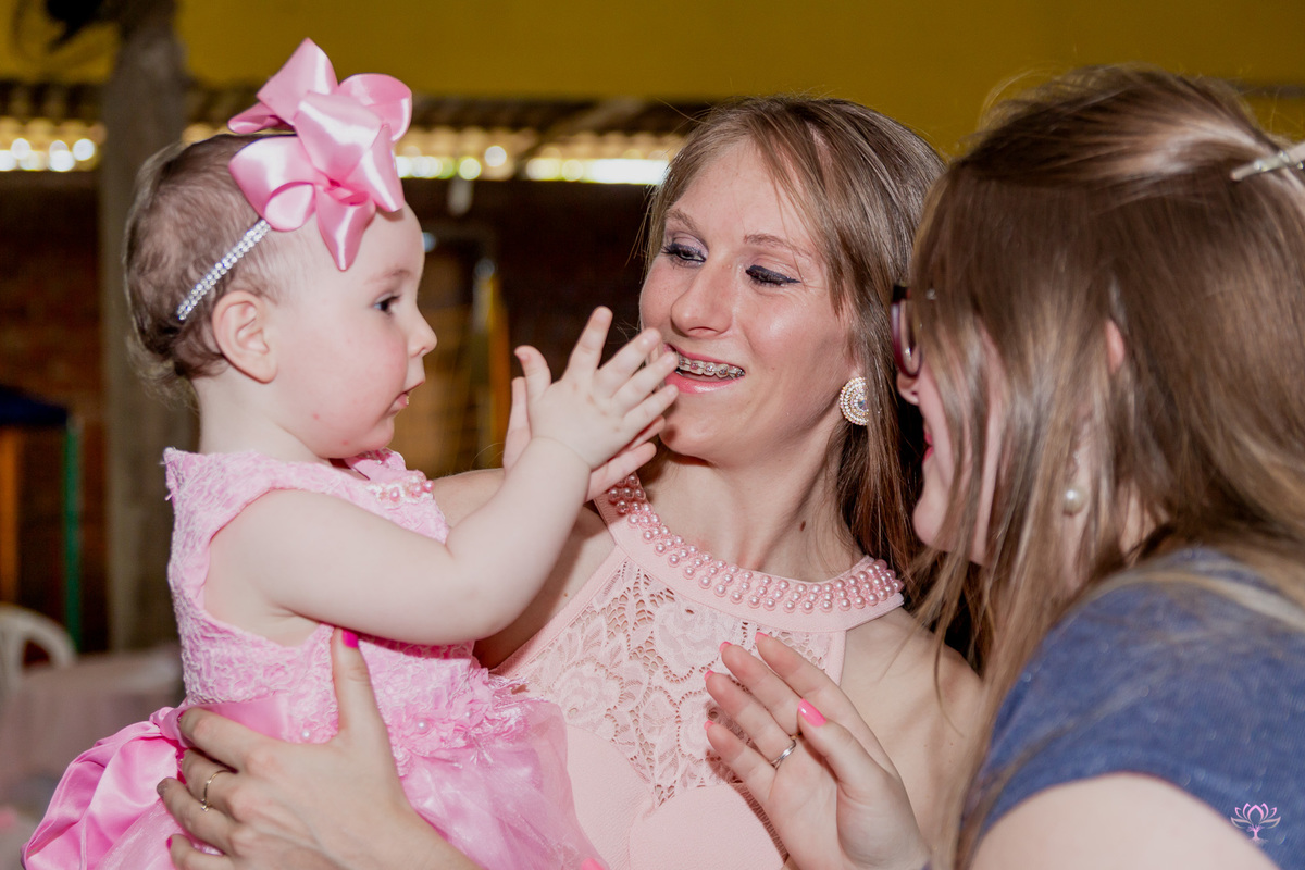 bebê fazendo gracinha na festa de 1 ano.
