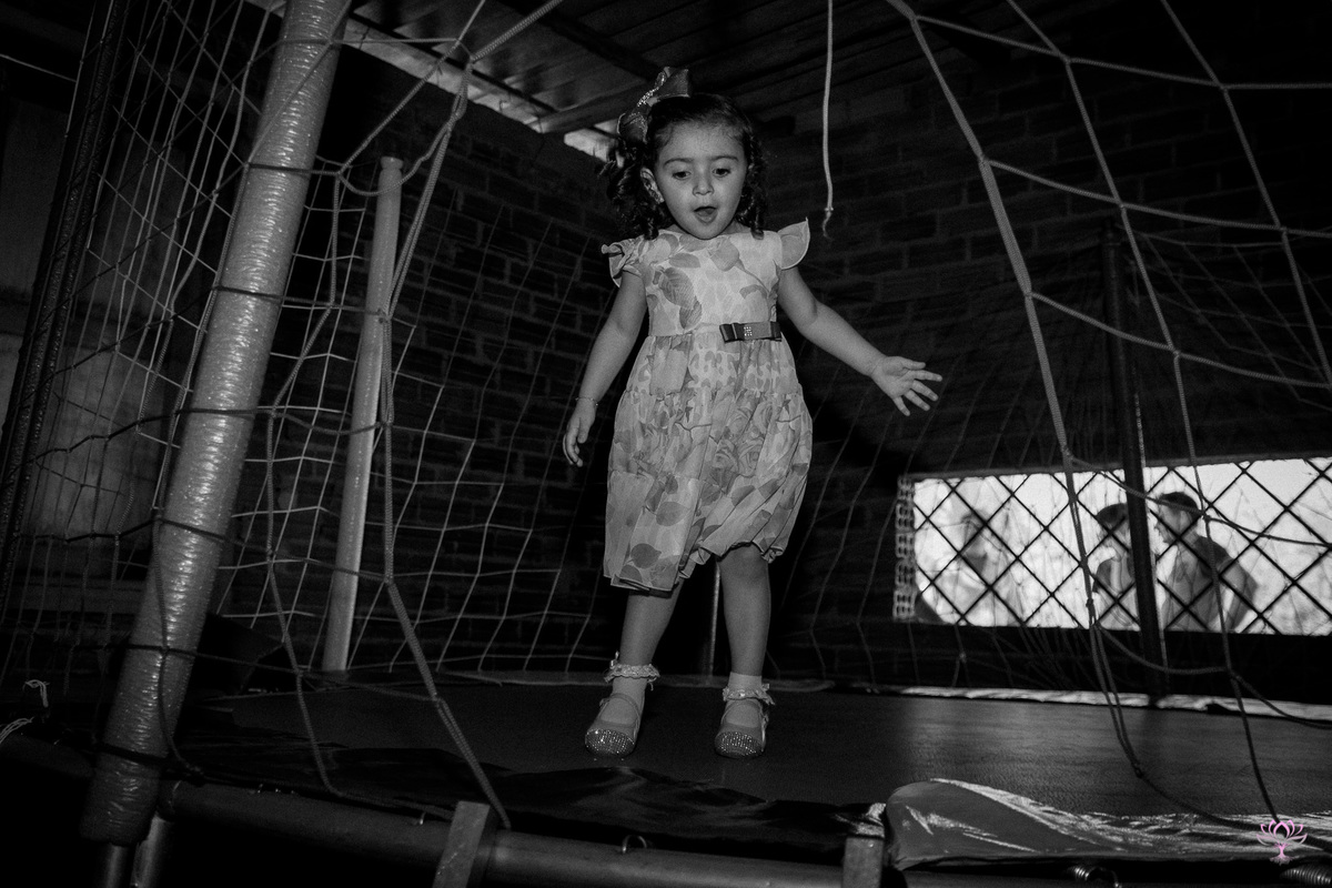 criança pulando na cama elastica