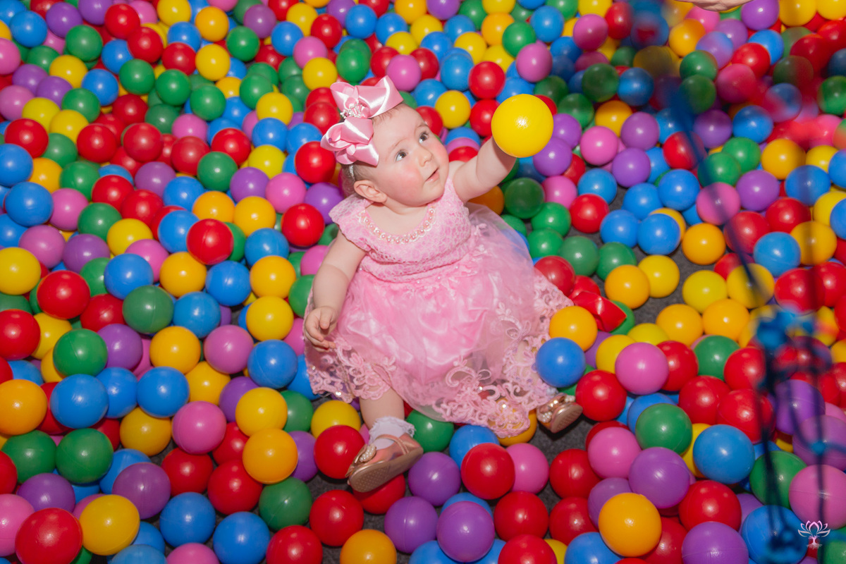 aniversariante na piscina de bolinha