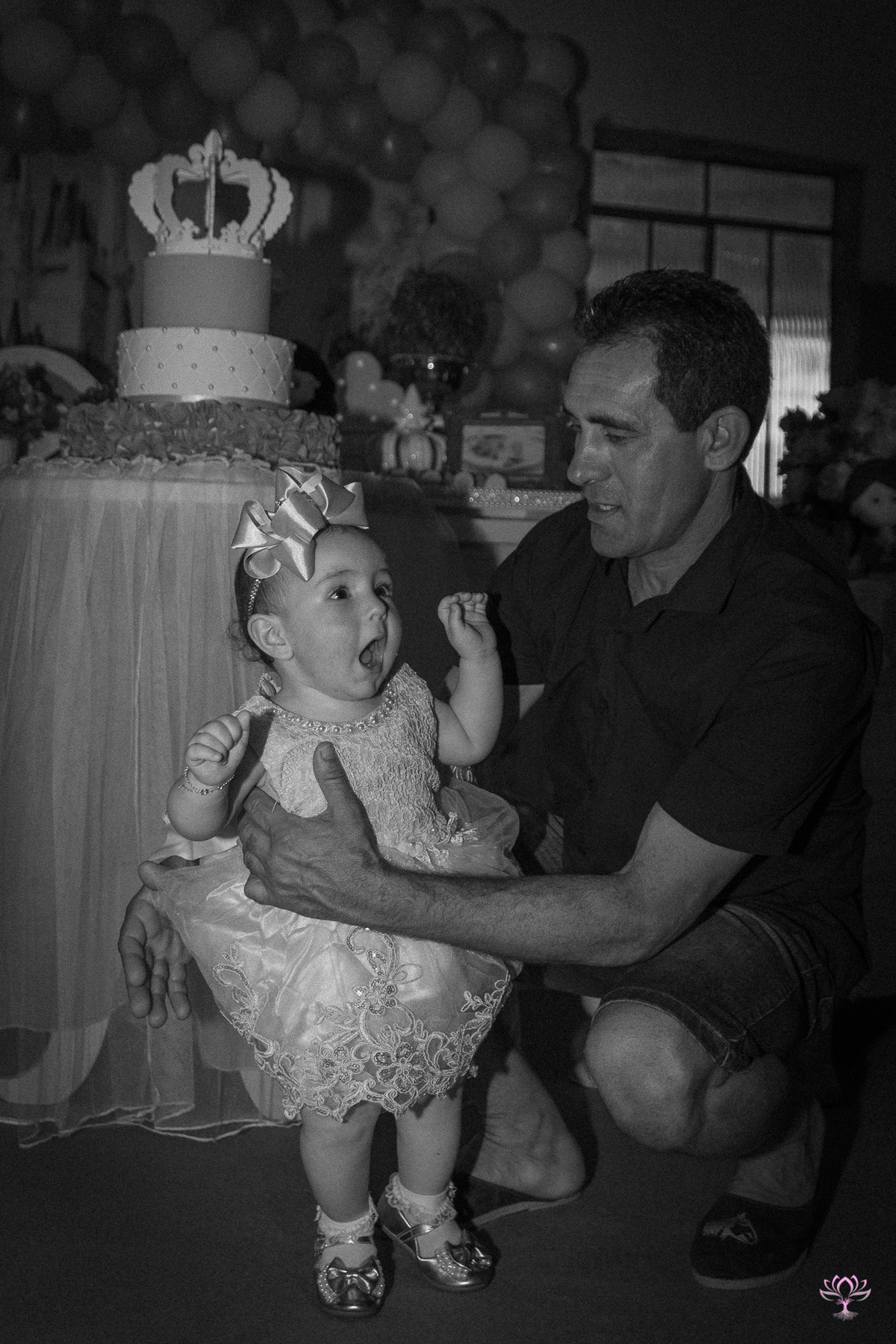 bebe com o vovô fazendo gracinha