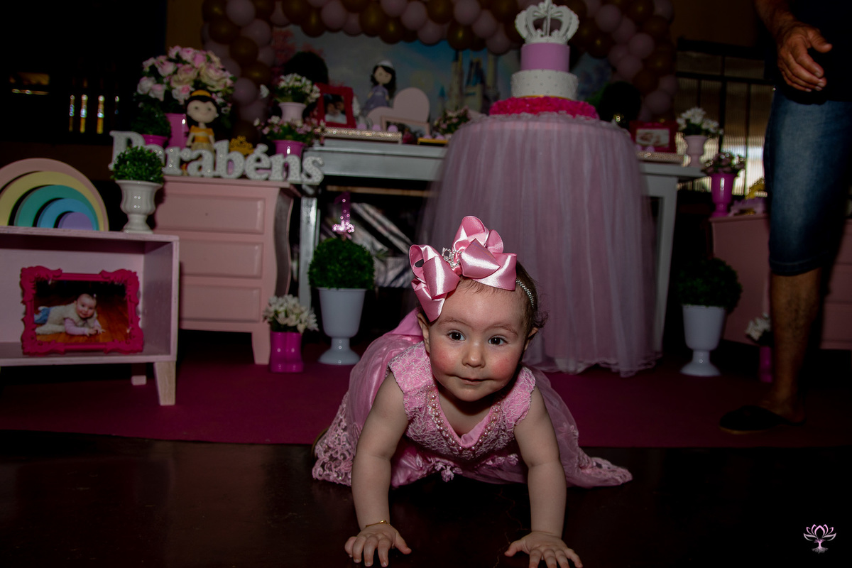 bebê engatinhando na sua festa de aniversário