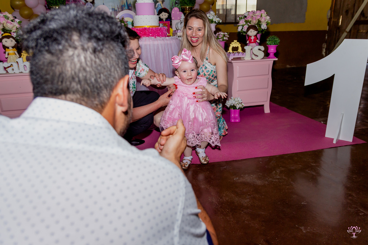 bebê indo encontrar o papai