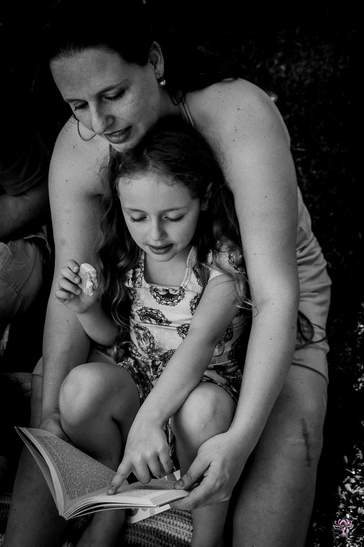 mãe lendo pra filha